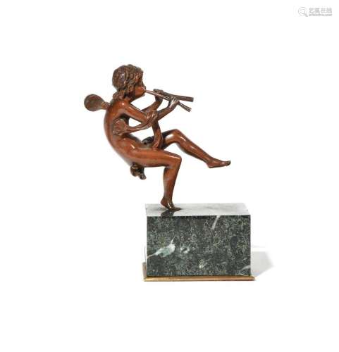 SCULPTURE en bronze représentant un putti soufflant dans deu...