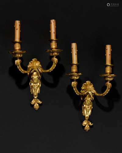 PAIRE D’APPLIQUES en bronze ciselé et doré à deux bras de lu...