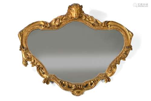 MIROIR en bois sculpté et doré à décor d’agrafes et d’enroul...