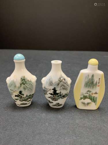Lot of three small Chinese porcelain snuff bottles - AS IS