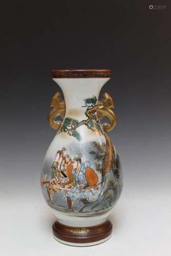 Japanese Kutani porcelain vase, mark on the base.