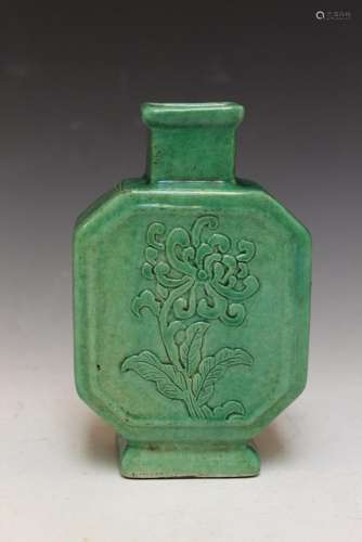 Chines green glazed porcelain vase, Qianlong mark and