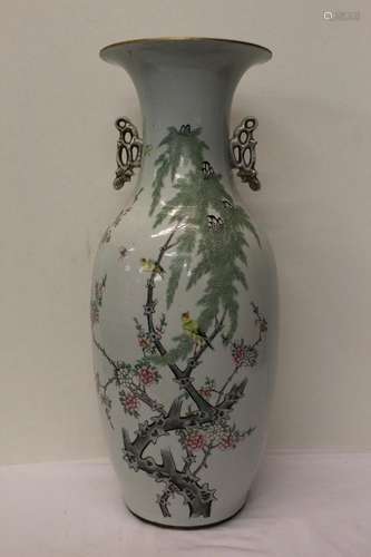 Chinese famille rose porcelain vase. Republic period.