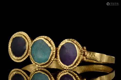 A ROMAN GOLD TRIPLE-BEZEL RING