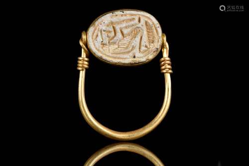 A SWIVEL GOLD RING WITH STEATITE SCARAB