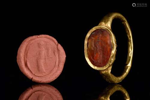 A ROMAN GOLD RING AND CARNELIAN INTAGLIO DEPICTING FORTUNA