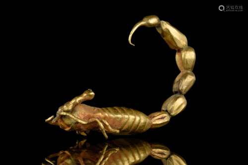 A BACTRIAN-MARGIANA GOLD SCORPION PENDANT