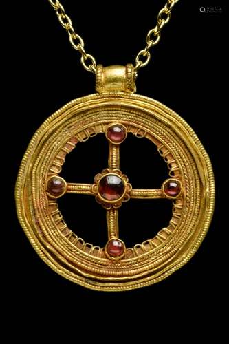 A LATE ROMAN GOLD PENDANT WITH CROSS