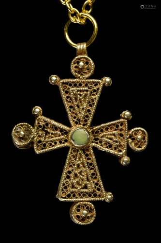 AN INTRICATE BYZANTINE GOLD FILIGREE CROSS PENDANT