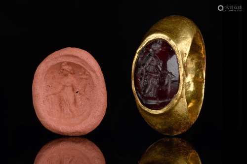 A ROMAN GOLD RING AND CARNELIAN INTAGLIO DEPICTING FORTUNA