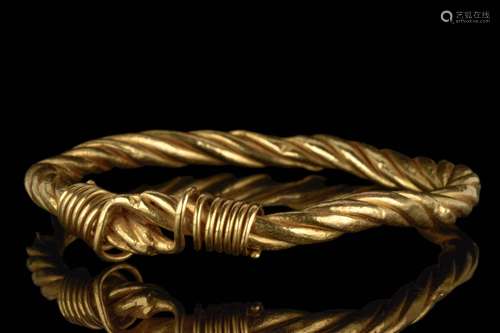 A ROMANO-EGYPTIAN GOLD BRACELET