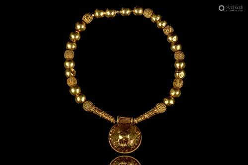 A GREEK GOLD LION HEAD PENDANT BRACELET