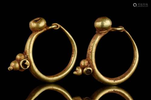 A MATCHING PAIR OF ROMAN GOLD HOOP EARRINGS