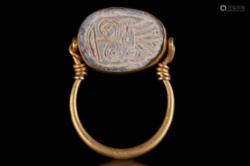 A SWIVEL GOLD RING WITH STEATITE SCARAB