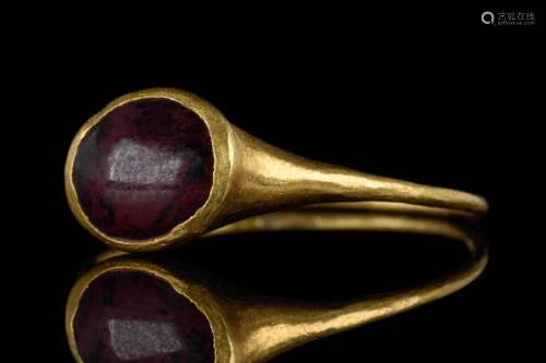 A ROMAN GOLD RING WITH CABOCHON GARNET