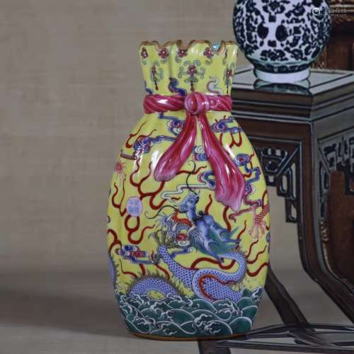 A fencai glaze dragon decorative vase