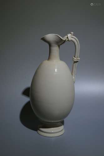 A white glaze vase