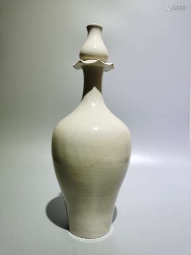 A white glaze vase