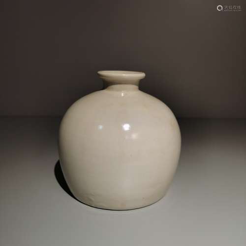 White glaze pottery vase