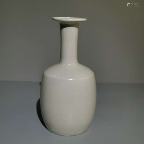 A white glaze vase