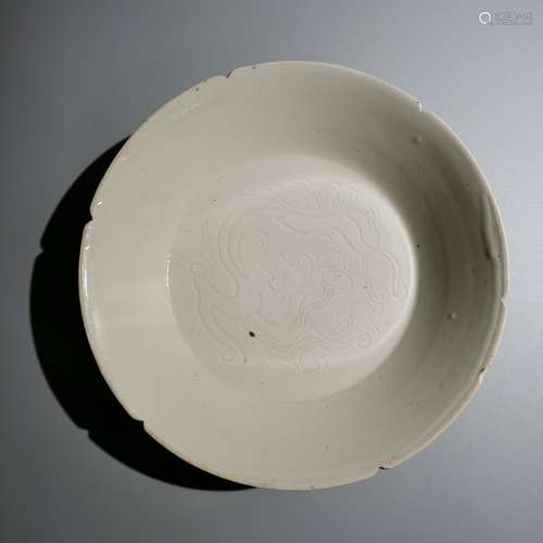 A white glaze chilong plate