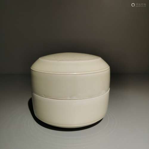 A porcelain dragon box