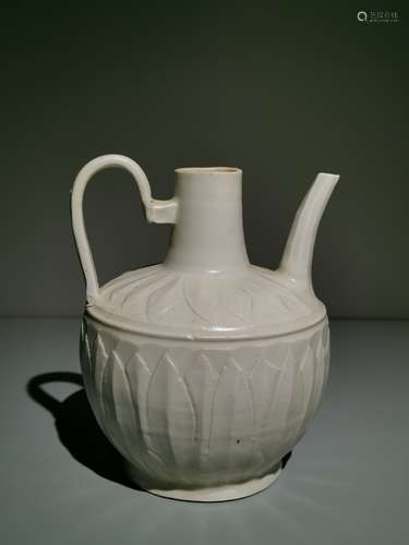 A white glaze ewer