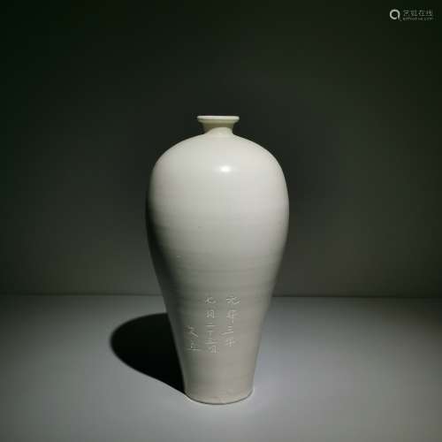A white glaze vase meiping