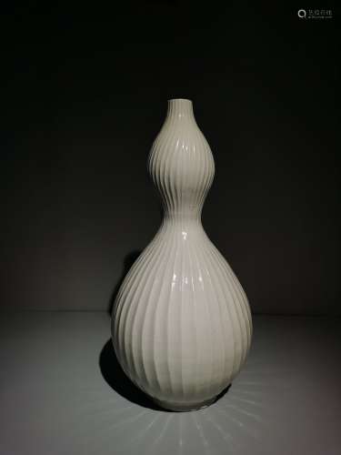 A white glaze double gourds vase