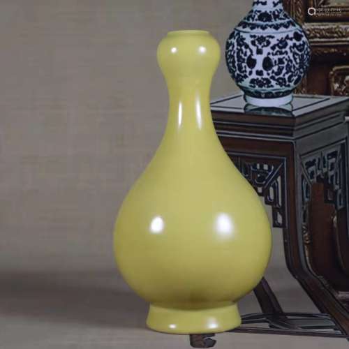 A yellow glaze garlic head vase