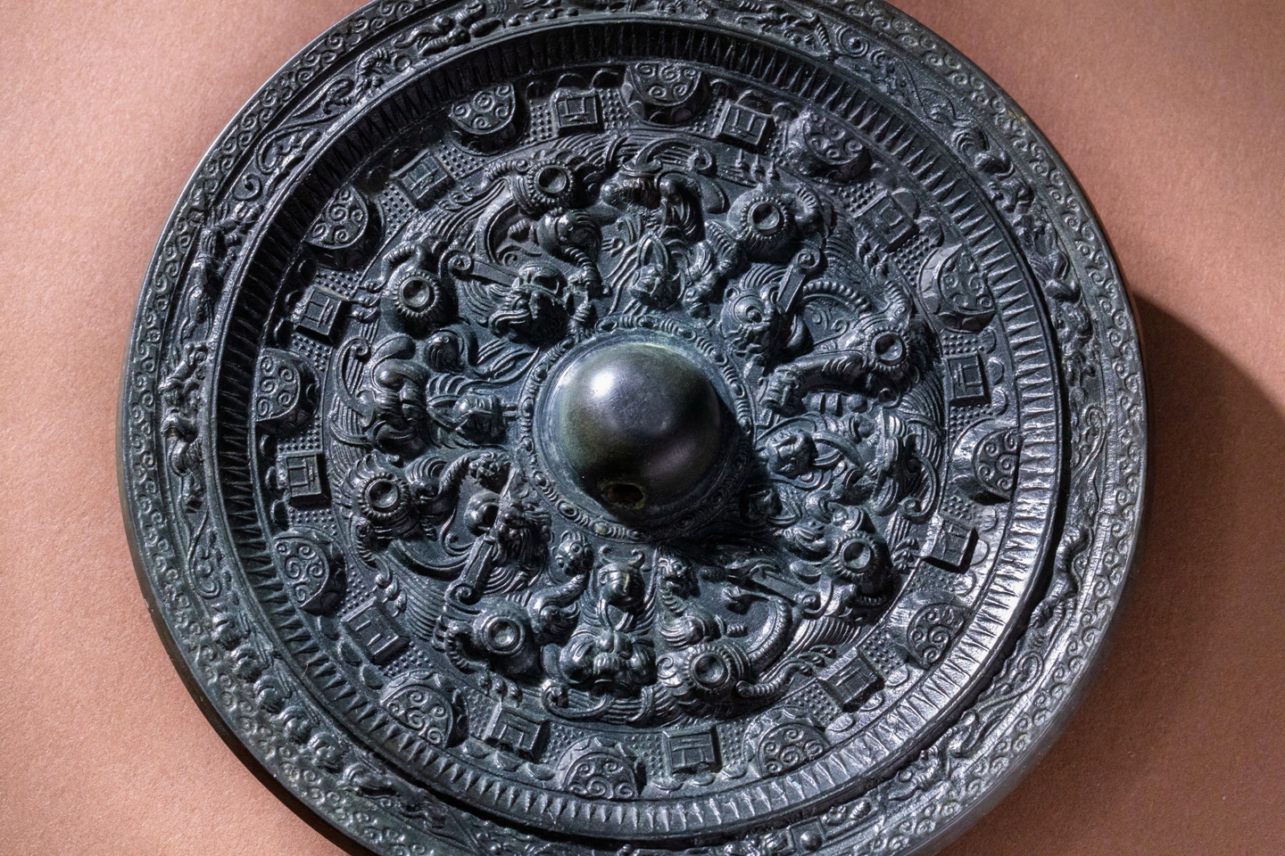4cm,重282g拍品描述精美半圆方枚神人神兽纹镜,铜镜艺术高峰期的经典