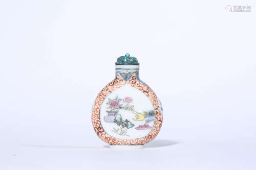 Figure and Antiques Snuff Bottle, Qianlong Mark