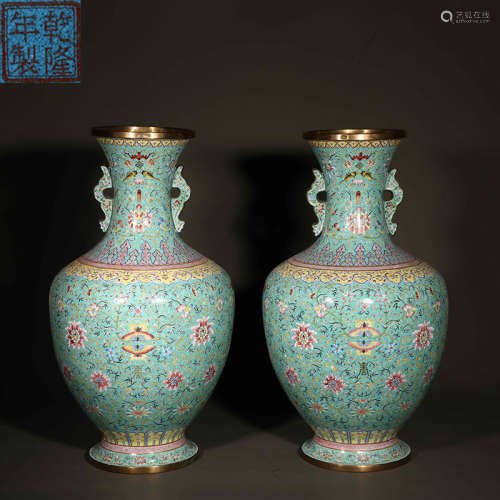 Qing Dynasty A large vase with painted enamel flowers