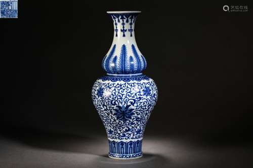 Blue and white flower gourd bottle