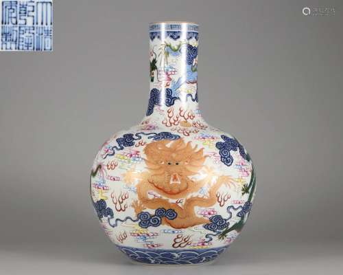 A Chinese Famille Rose Dragon Globular Vase Qing Dyn.