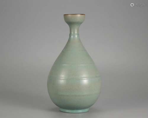 A Chinese Guan-ware Vase Song Dyn.