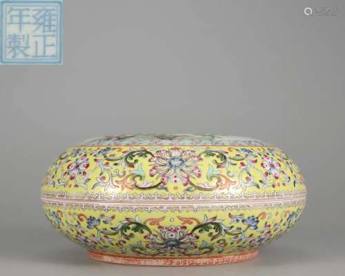 A Chinese Famille Rose Pomander Box Qing Dyn.