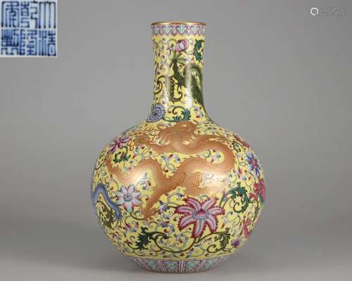 A Chinese Famille Rose Dragon Globular Vase Qing Dyn.
