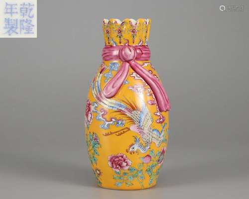 A Chinese Famille Rose Ribbon Vase Qing Dyn.