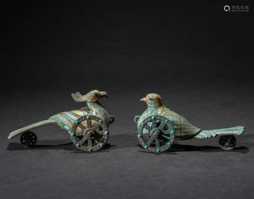 A PAIR OF CHINESE BRONZE BIRD INLAID WITH GOLD, WARRING STAT...