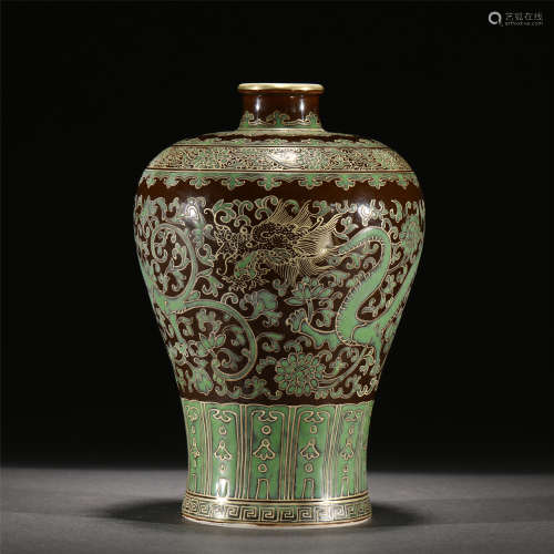 A GOLD PAINTED GREEN GLAZE PORCELAIN VASE /QING DYNASTY