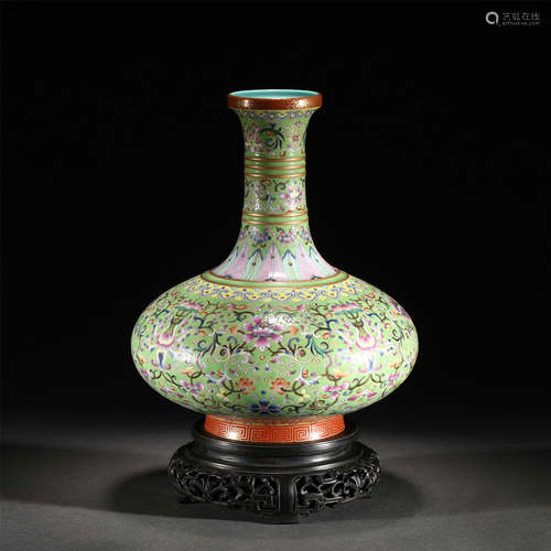 A GREEN GLAZE FAMILLE ROSE FLOWERS VASE /QING DYNASTY