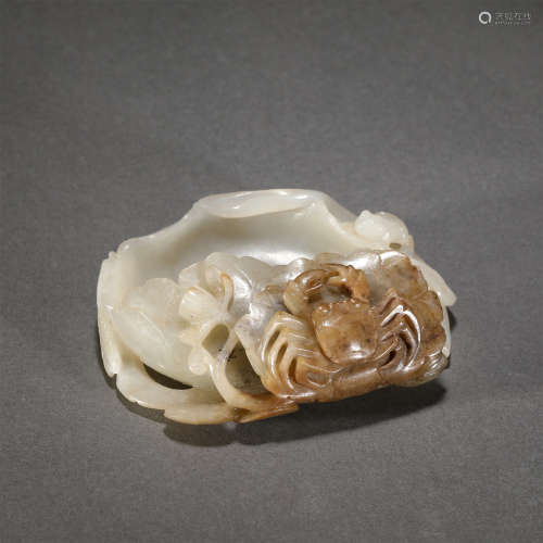 A JADE CARVED CRAB AND LOTUS BRUSH WASHER