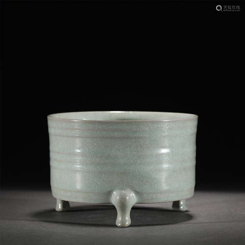 A TRIPOD PORCELAIN ROUND CENSER /SONG DYNASTY