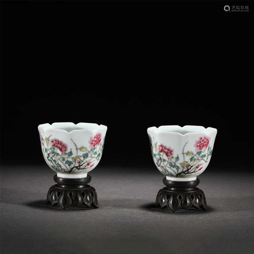 A PAIR OF FAMILLE ROSE FLOWERS PORCELAIN CUPS /QING DYNASTY