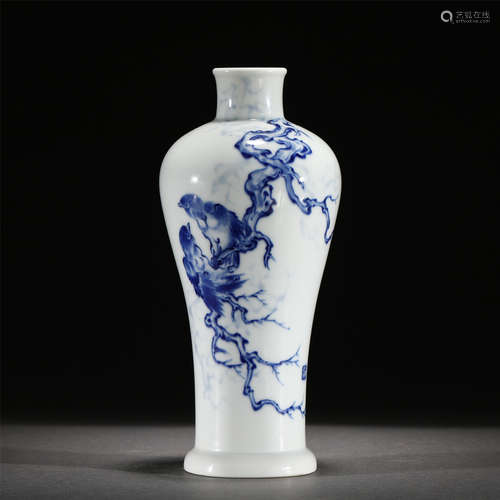 A BLUE AND WHITE PORCELAIN VASE