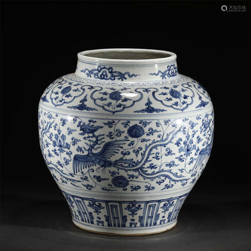 A BLUE AND WHITE PORCELAIN JAR