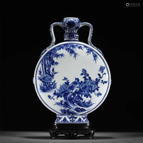 A BLUE AND WHITE PORCELAIN FLASK MOON VASE /QING DYNASTY