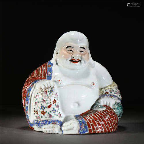 A FAMILLE ROSE PORCELAIN FIGURE OF BUDDHA STATUE