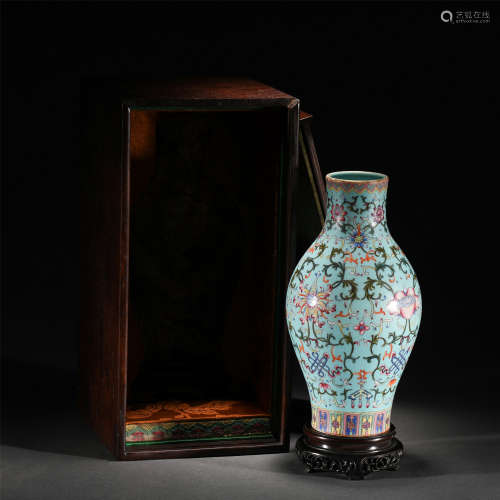 A TURQUOISE GREEN FAMILLE ROSE FLOWERS VASE /QING DYNASTY
